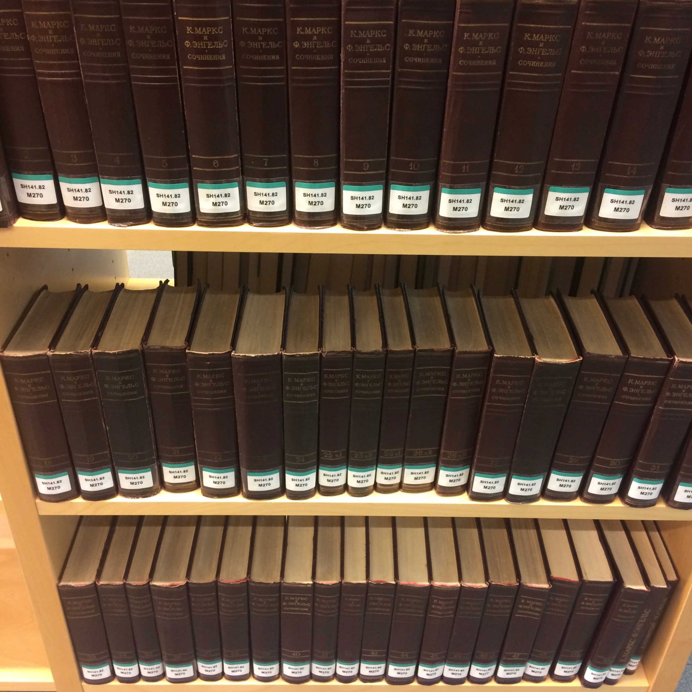 Капитал. Начал тут читать одну книгу (не эту) на политическую тему. Книг на русском очень много.