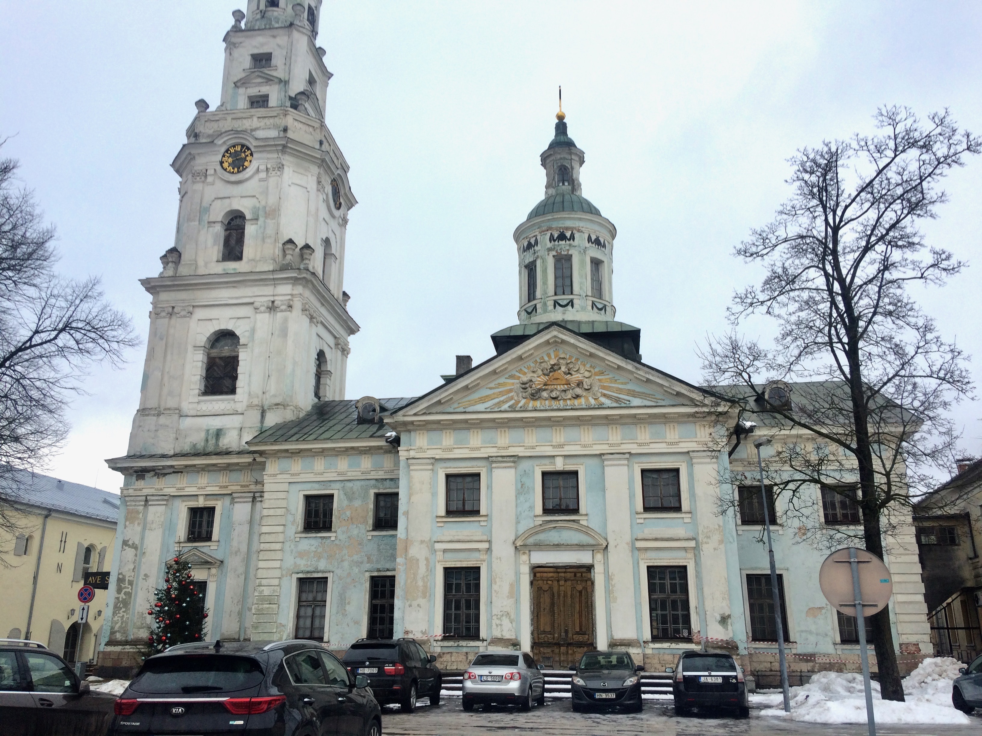 Следят за нами. Внутри церковь, которую, наверное, давно не открывали.