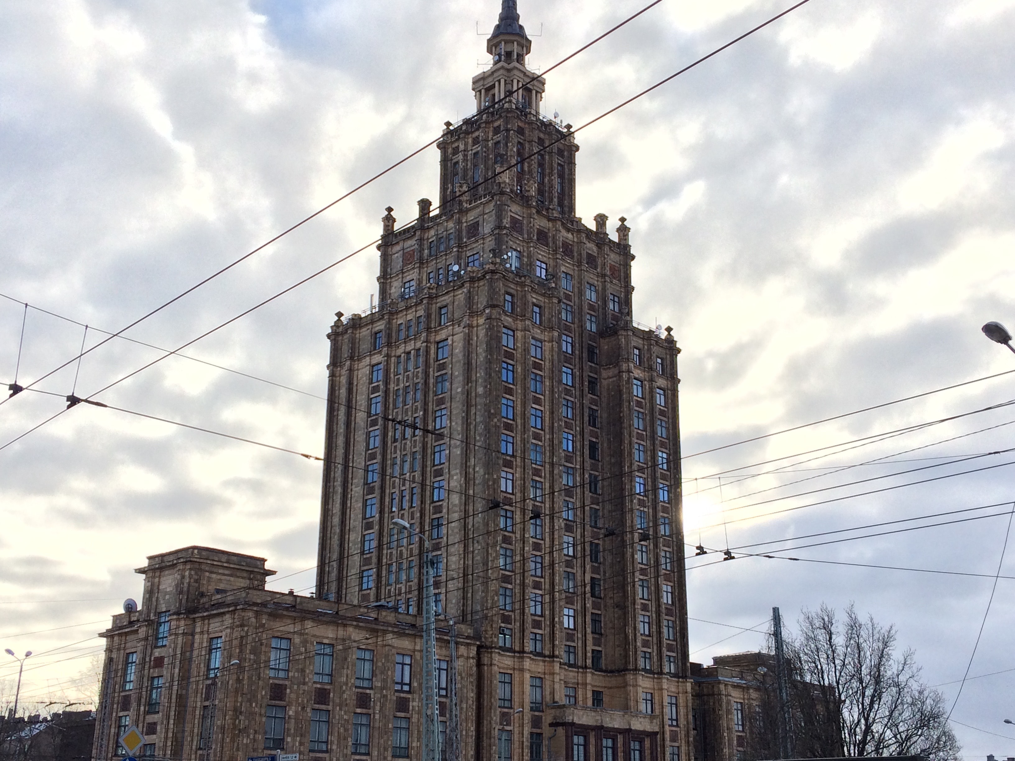 На пути к базару натыкаюсь на сталинскую высотку. Неожиданно. Оказывается, это здание академии наук Латвии, которое планировалось как Дом колхозника. Ирония.