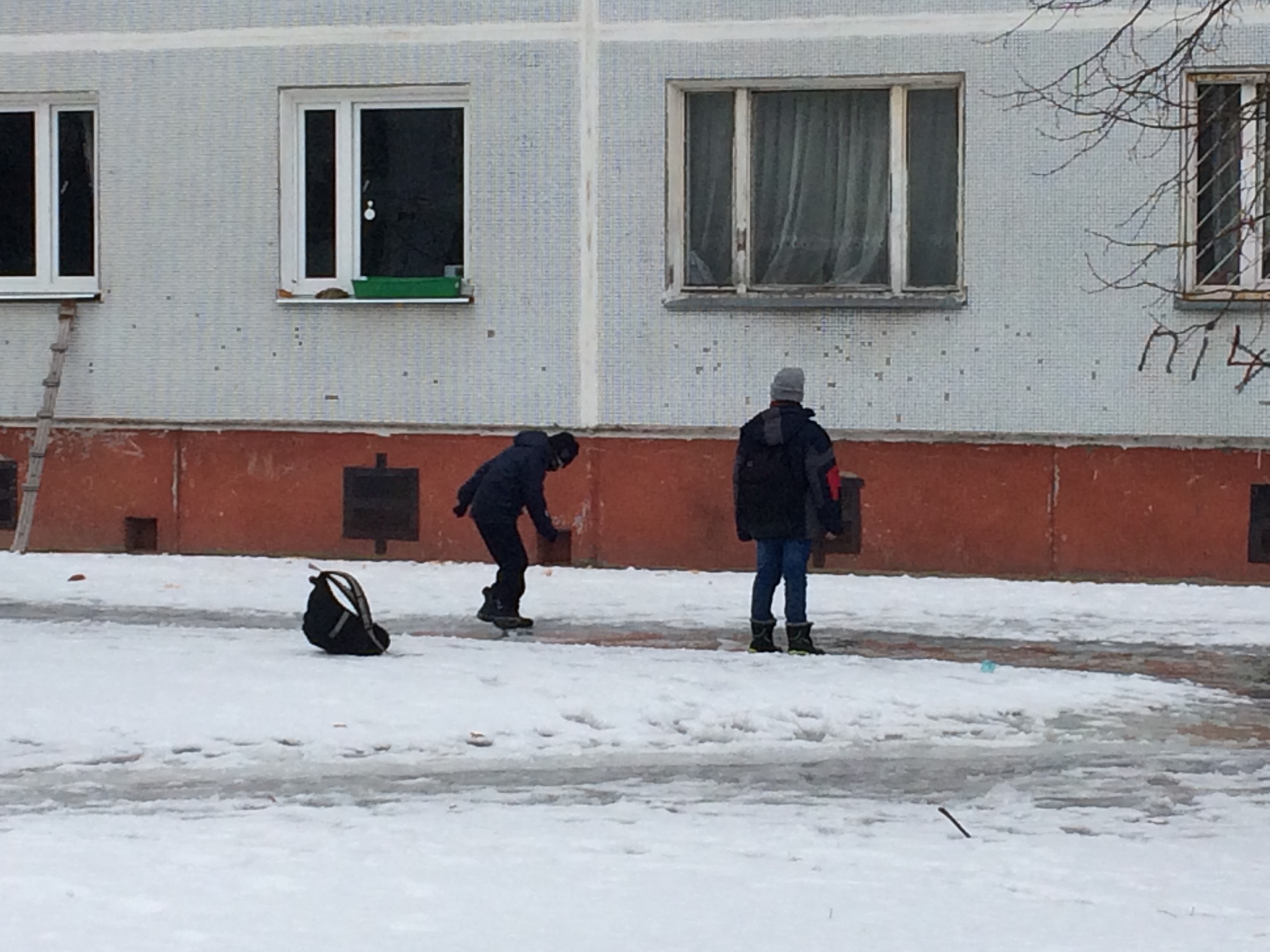 Дети дерутся со льдом. Эх, не перевелись ещё игры моего детства!